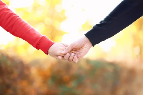 Loving Young Couple Holding Hands Outdoors — Stock Photo, Image