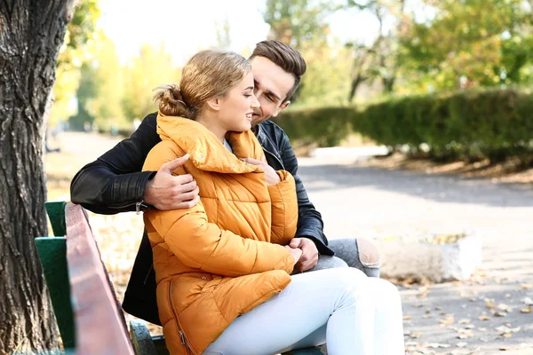 Amante Jovem Casal Sentado Banco Madeira Parque Outono — Fotografia de Stock