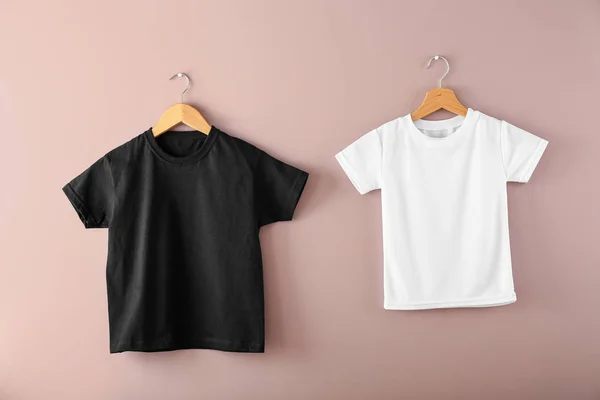 Hangers Met Lege Shirts Kleur Achtergrond — Stockfoto