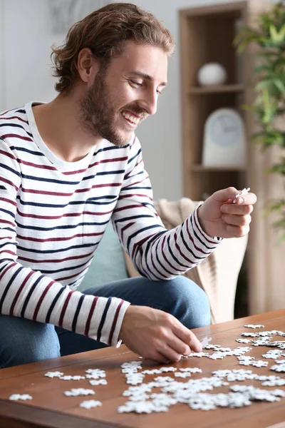 Young Man Doing Jigsaw Puzzle Home — Stock Photo, Image