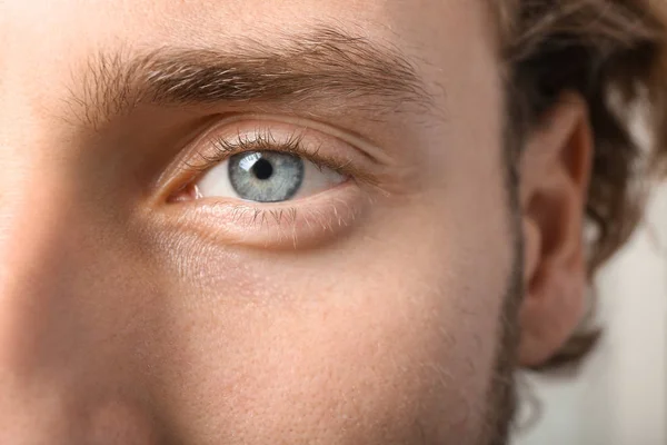 Junger Mann Mit Blauen Augen Nahaufnahme — Stockfoto