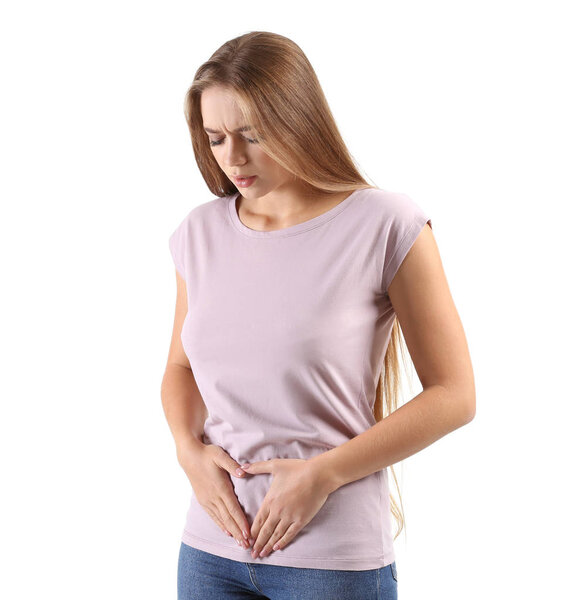 Молодая женщина страдает от боли в животе на белом фоне