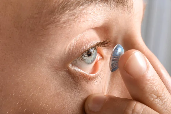 Young Man Putting Lens His Eye Closeup — Stock Photo, Image