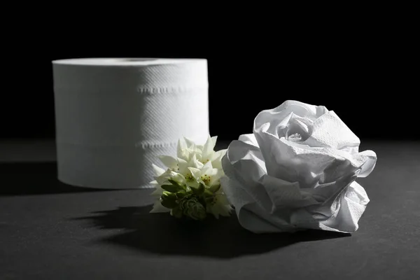 Рулон Туалетного Паперу Квітів Темному Тлі — стокове фото
