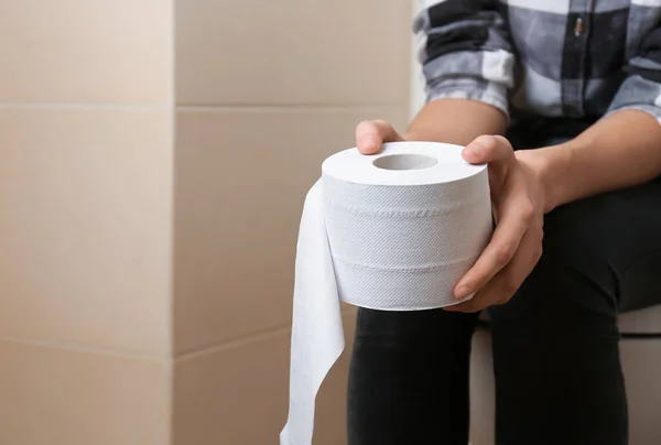 Wanita Dengan Gulungan Kertas Duduk Toilet Mangkuk Kamar Kecil — Stok Foto