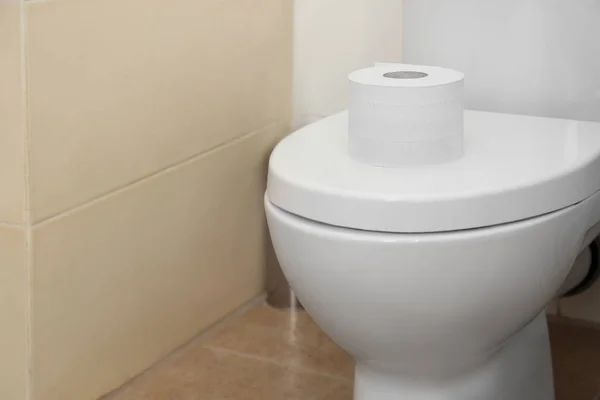 Rolo Papel Higiênico Tampa Vaso Sanitário Banheiro — Fotografia de Stock