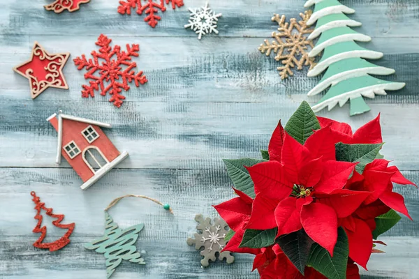 Natal Poinsettia Flor Com Decorações Fundo Madeira — Fotografia de Stock