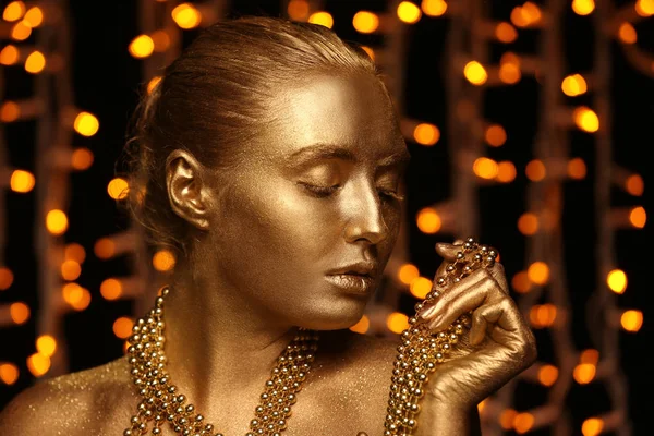 Mulher Bonita Com Tinta Dourada Seu Corpo Contra Luzes Desfocadas — Fotografia de Stock