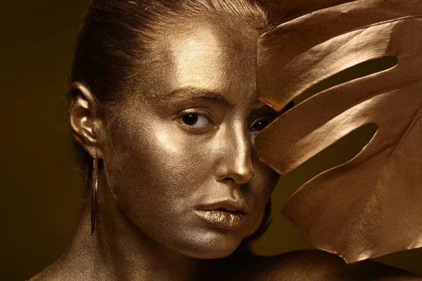 Mulher Bonita Com Tinta Dourada Seu Corpo Folha Tropical Contra — Fotografia de Stock