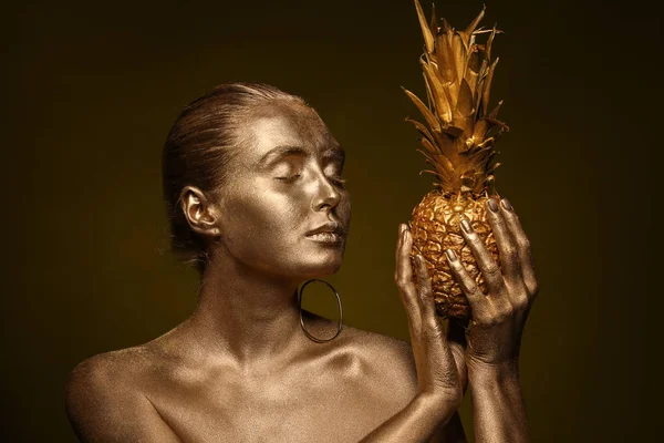 Güzel Genç Kadın Vücudu Ananas Koyu Arka Plan Üzerinde Altın — Stok fotoğraf