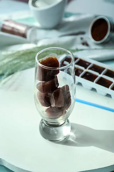 Glas Mit Eiswürfeln Auf Dem Tisch — Stockfoto