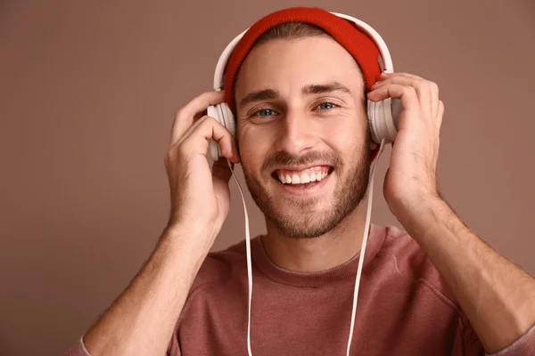 Jeune Homme Écoutant Musique Sur Fond Couleur — Photo