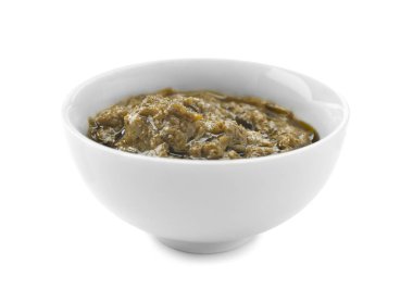 Beyaz arka plan üzerinde kase lezzetli fesleğen sos