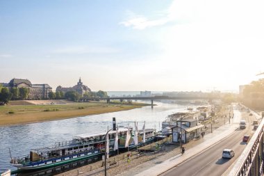 Dresden, Almanya - 19 Eylül 2018: Elbe Nehri yakınında Bruhlsche Terrasse görünüm