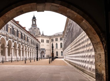 Dresden, Almanya - 19 Eylül 2018: eski binalar city otellerini göster