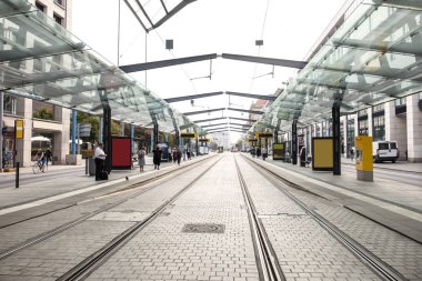 Modern şehir tramvay durağı görüntüleyin