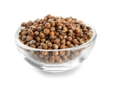 Beyaz arka plan üzerinde kişniş ile cam kase