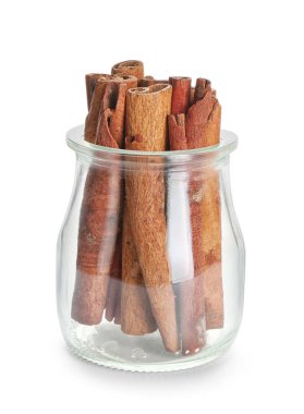 Cam kavanoz tarçın ile beyaz arka plan üzerinde sopa