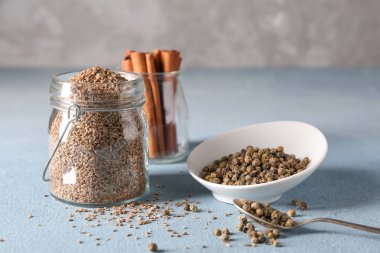 Masada baharatlar ile kompozisyon