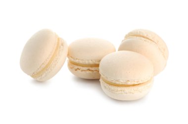 Beyaz arka plan üzerinde renkli tatlı macaroons