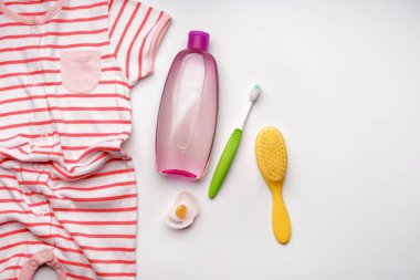 Beyaz arka plan üzerinde bebek bakım aksesuarları ile kompozisyon