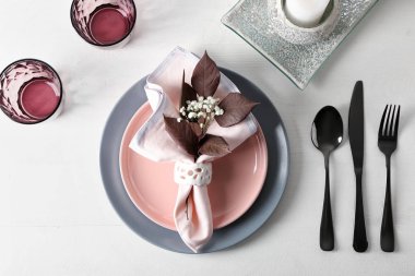 Açık renkli festival tablo ayarı