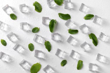 Buz küpleri ve beyaz zemin üzerine nane yaprakları