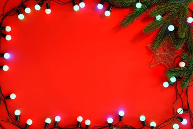 Noel ışıkları kırmızı arka plan, üstten görünüm