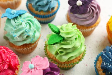 Işık arka plan üzerinde renkli lezzetli kek