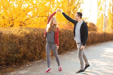 Sonbahar Park'ta dans mutlu genç çift