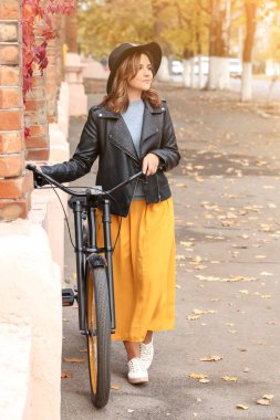 mooie jonge vrouw met fiets buitenshuis