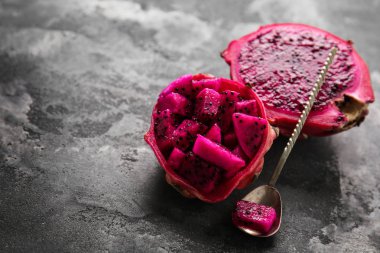 Tasty gri arka plan üzerinde dragon meyve kesme