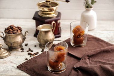 Masada kahve buz ile kompozisyon