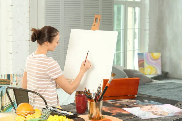 Artiste Féminine Peinture Tableau Dans Atelier — Photo