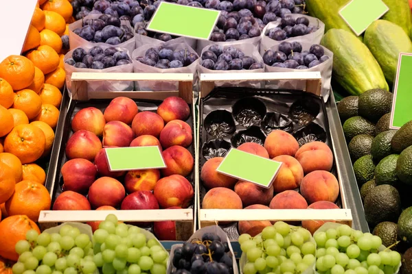 Dükkanda Taze Meyve Çeşitleri — Stok fotoğraf