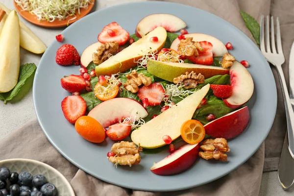 Deliciosa Salada Fresca Com Nozes Prato — Fotografia de Stock