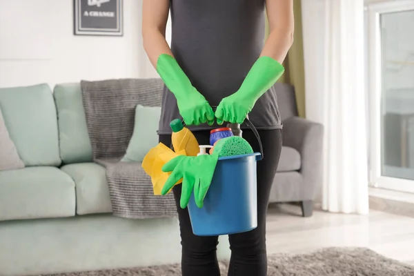 Mujer Con Cubo Lleno Artículos Limpieza Casa — Foto de Stock