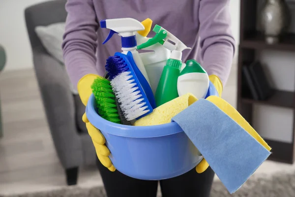 Mujer Con Lavabo Lleno Artículos Limpieza Casa Primer Plano — Foto de Stock