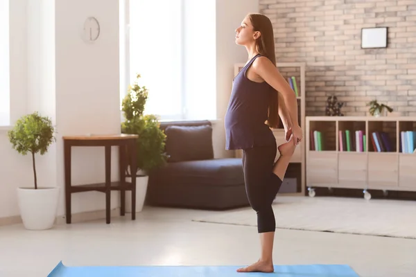 Joven Embarazada Practicando Yoga Casa —  Fotos de Stock
