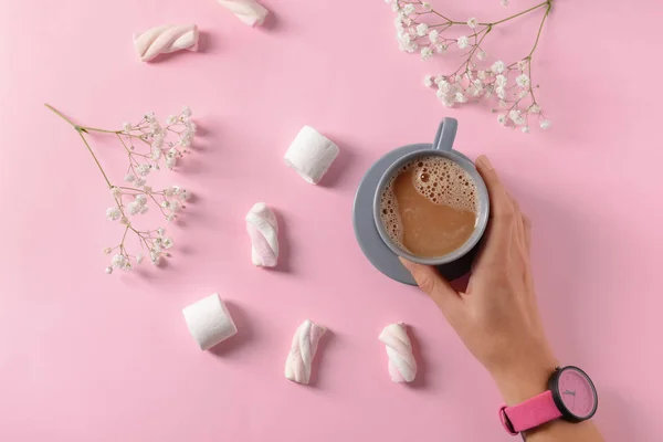 Mão Feminina Com Xícara Café Marshmallows Fundo Cor Vista Superior — Fotografia de Stock