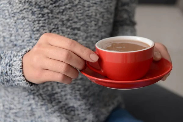 Vrouw Met Kopje Aromatische Koffie Close — Stockfoto