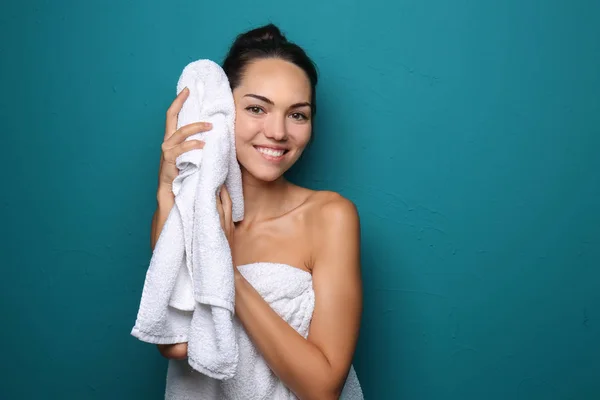 Piękna Młoda Kobieta Ręcznikiem Kolor Tła — Zdjęcie stockowe