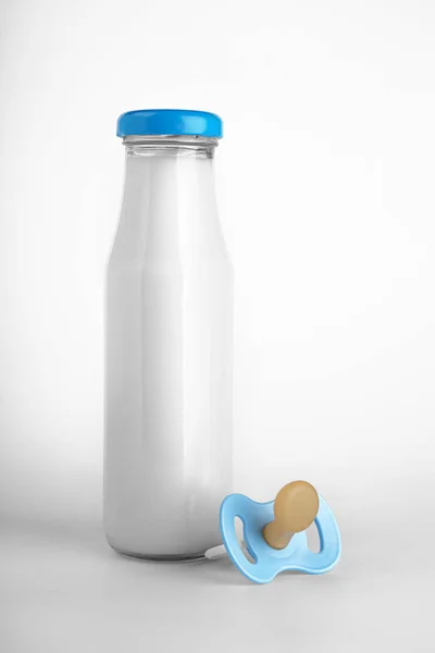 Μπουκάλι Γάλα Για Μωρό Και Και Πιπίλα Λευκό Φόντο — Φωτογραφία Αρχείου