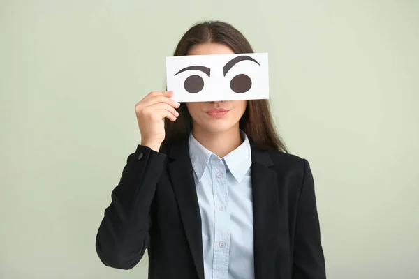Känslomässiga Ung Kvinna Gömmer Ansiktet Bakom Pappersark Med Ritade Ögon — Stockfoto