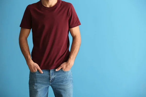 Hombre Joven Elegante Camiseta Sobre Fondo Color —  Fotos de Stock