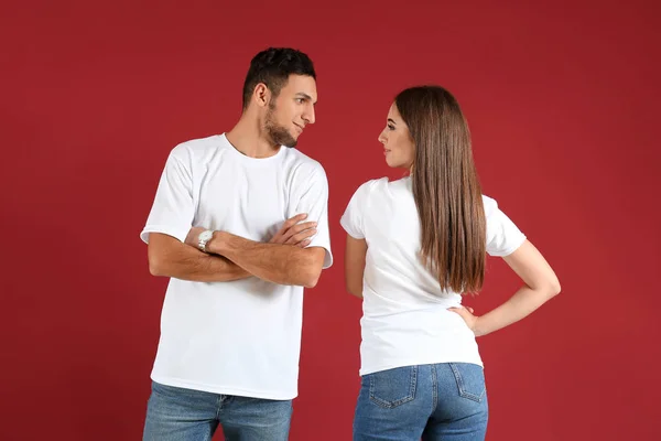 Joven Hombre Mujer Elegantes Camisetas Sobre Fondo Color — Foto de Stock