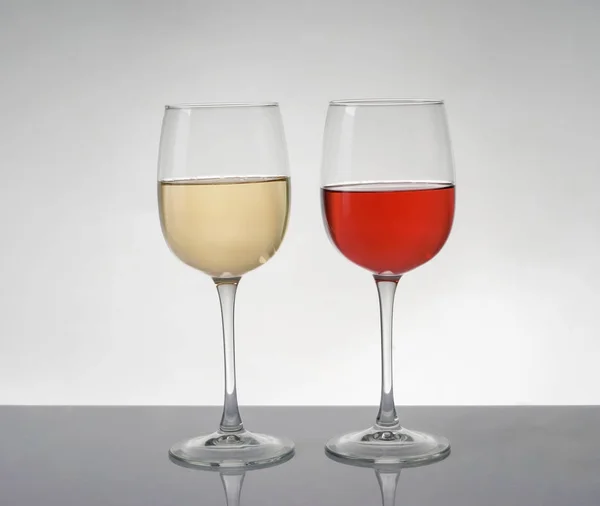 Verres Vins Rouges Blancs Chers Sur Table — Photo