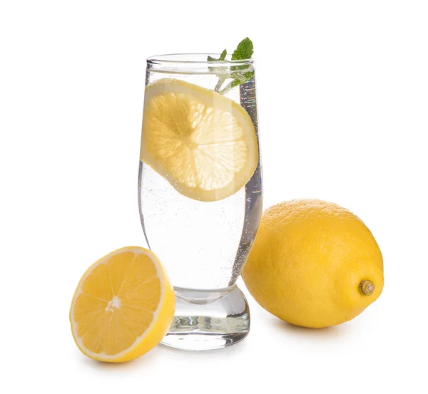 Sklenici Vody Citronem Mátou Bílém Pozadí — Stock fotografie