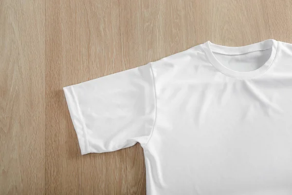 Camiseta Blanca Sobre Fondo Madera Vista Superior — Foto de Stock