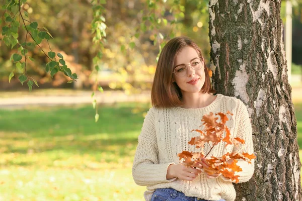 Vacker Ung Kvinna Nära Trädet Höst Park — Stockfoto